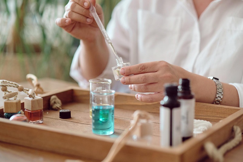 چه ماده‌ای باعث ماندگاری عطر می‌شود